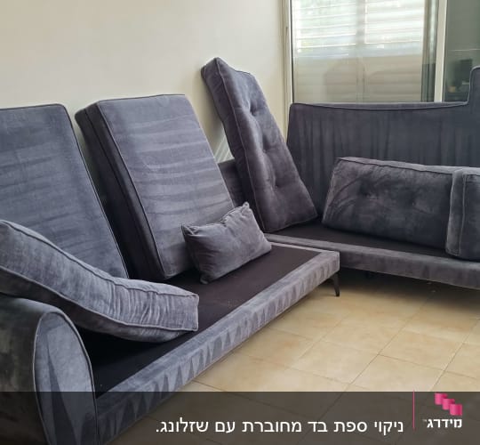 כריות ספה אפורות מונחות על הרצפה לניקוי
